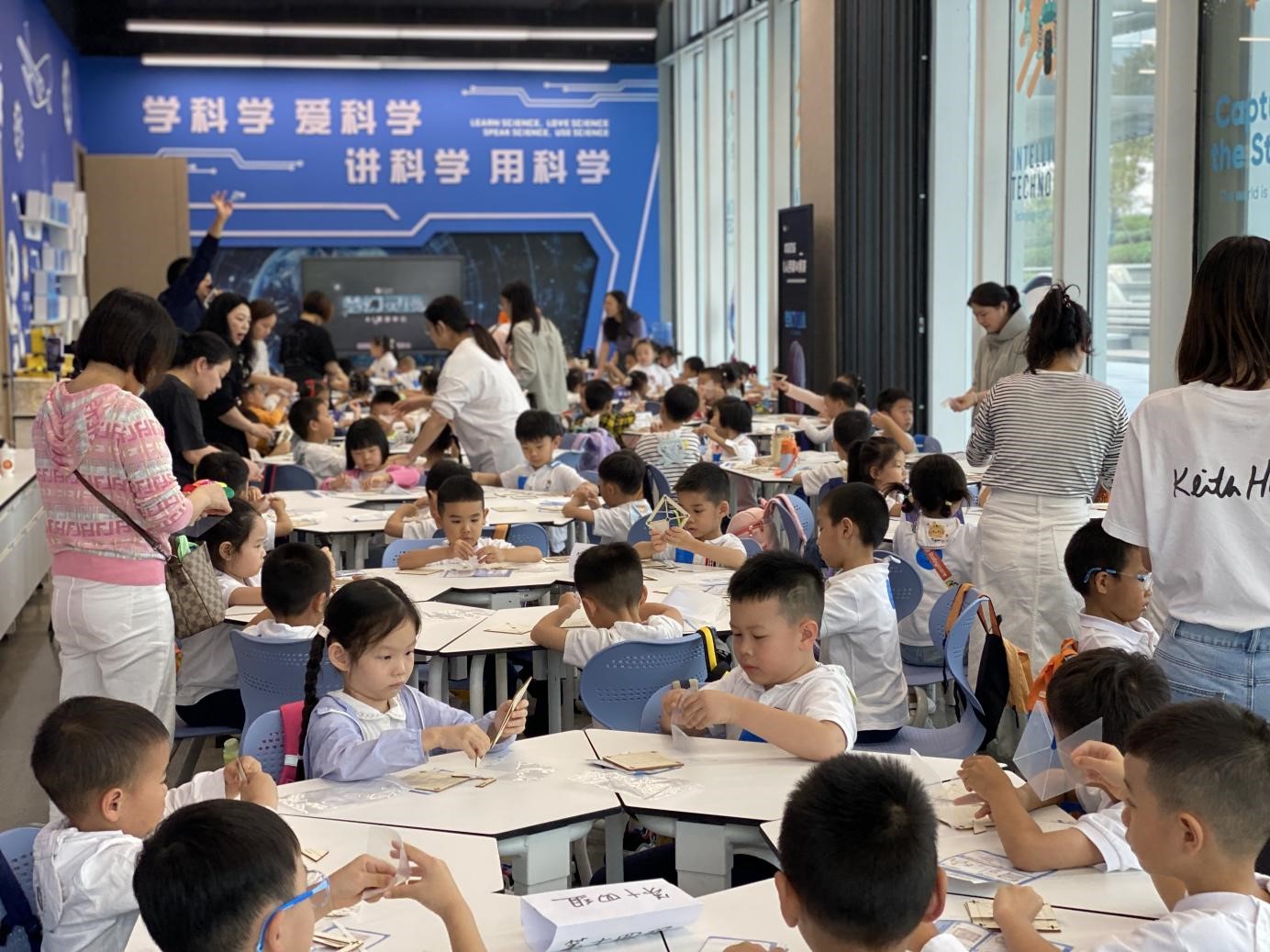 动手组装3D全息投影盒。张倩摄