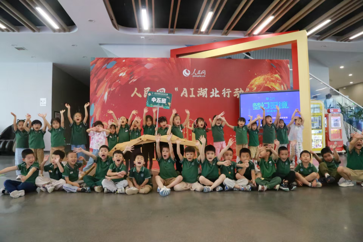 部分小朋友集体合影。胡家铭摄