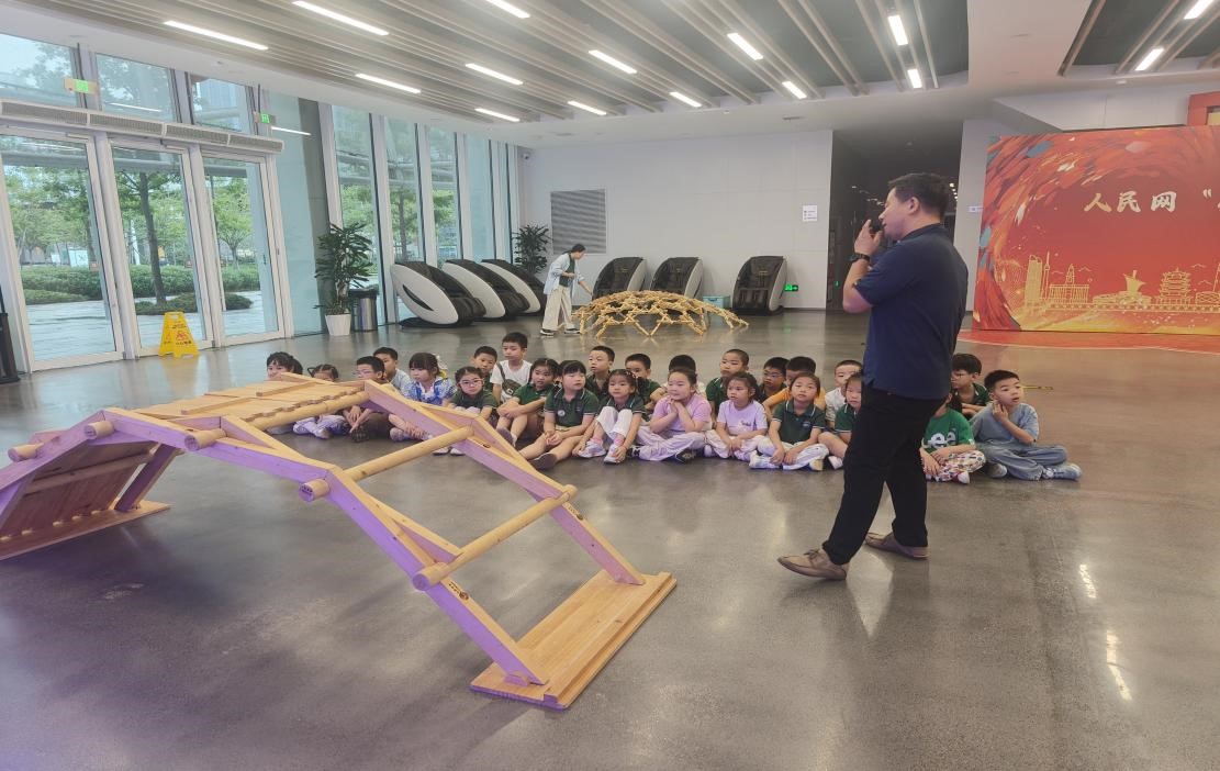 榫卯建造特色课程教学。胡家铭摄