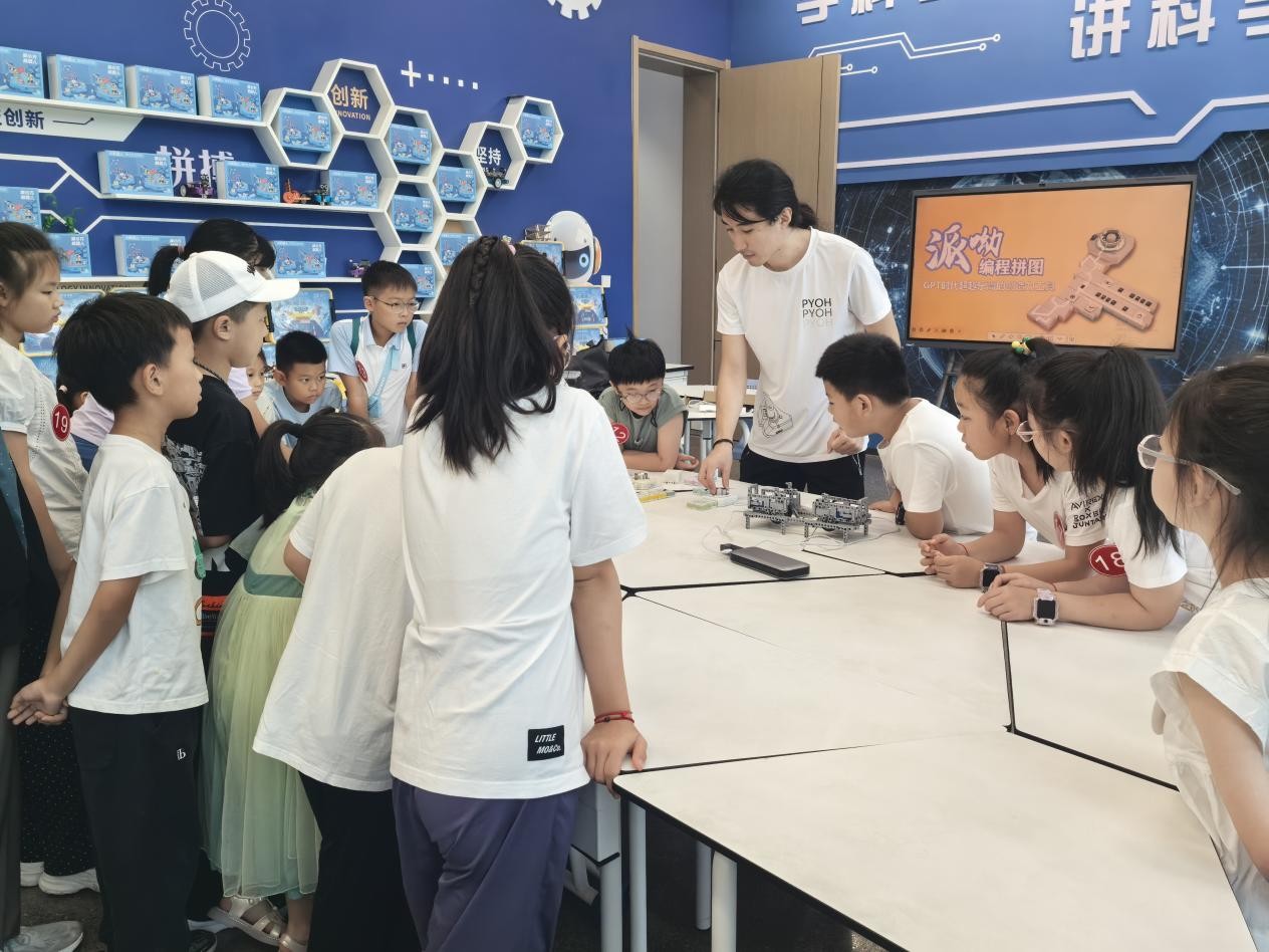 孩子们正在认真听编程拼图讲解。卢欣然摄