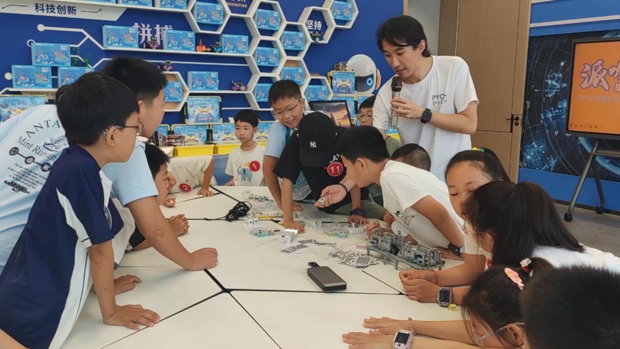 叶博辰正在讲解感应小夜灯拼图原理。卢欣然摄