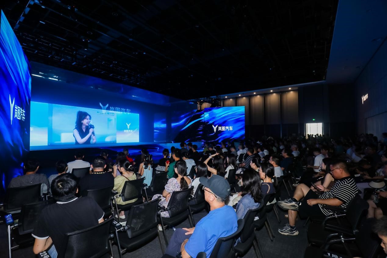 依托AI展演中心全息舞台沉浸式活动同步。胡家铭摄
