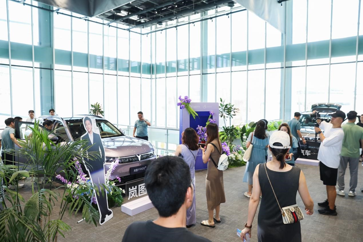嘉宾在AI展演中心实地体验2025年款岚图FREE+。胡家铭摄