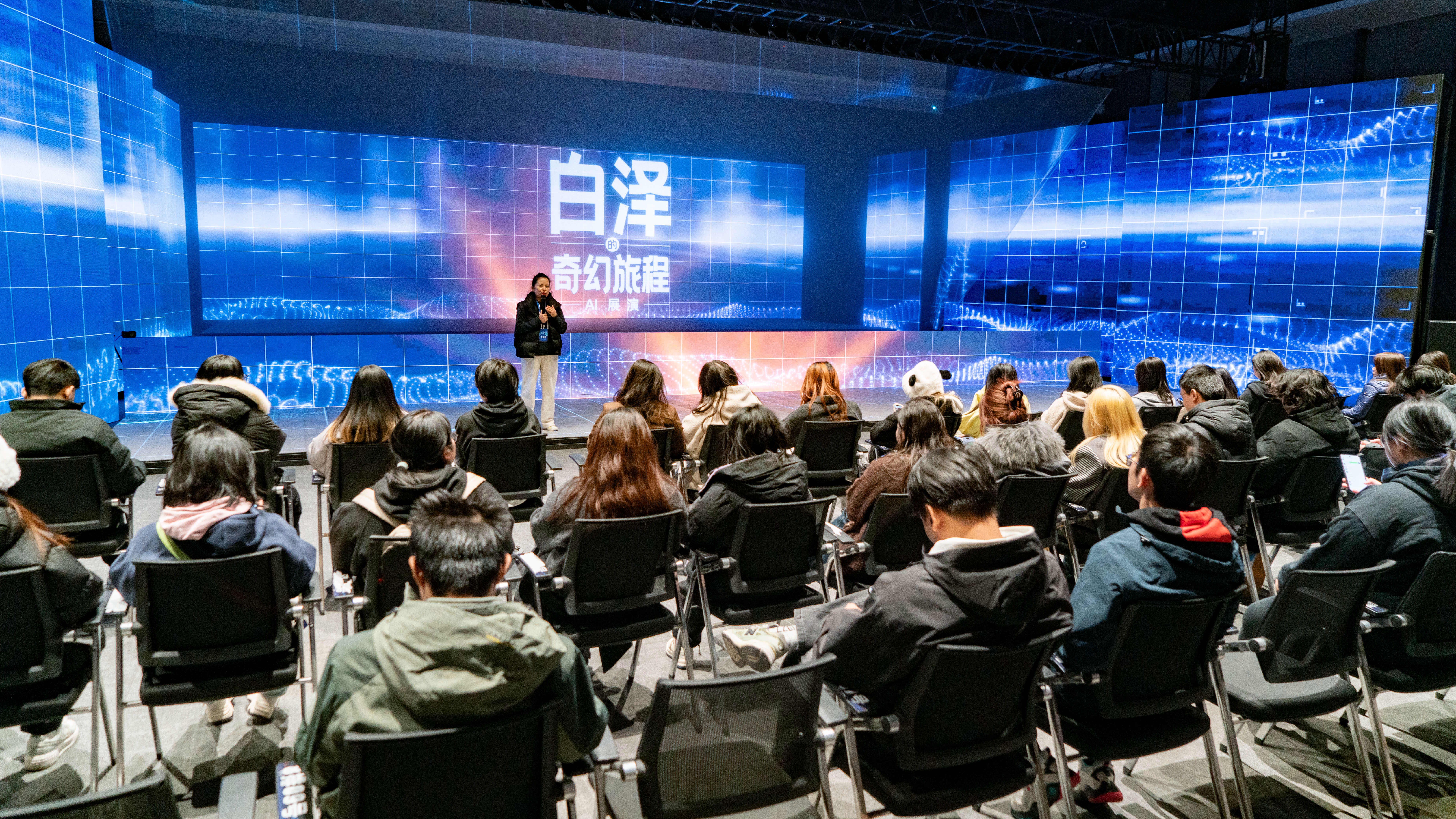 實習團學員觀看AI全息劇。人民網 張志強攝