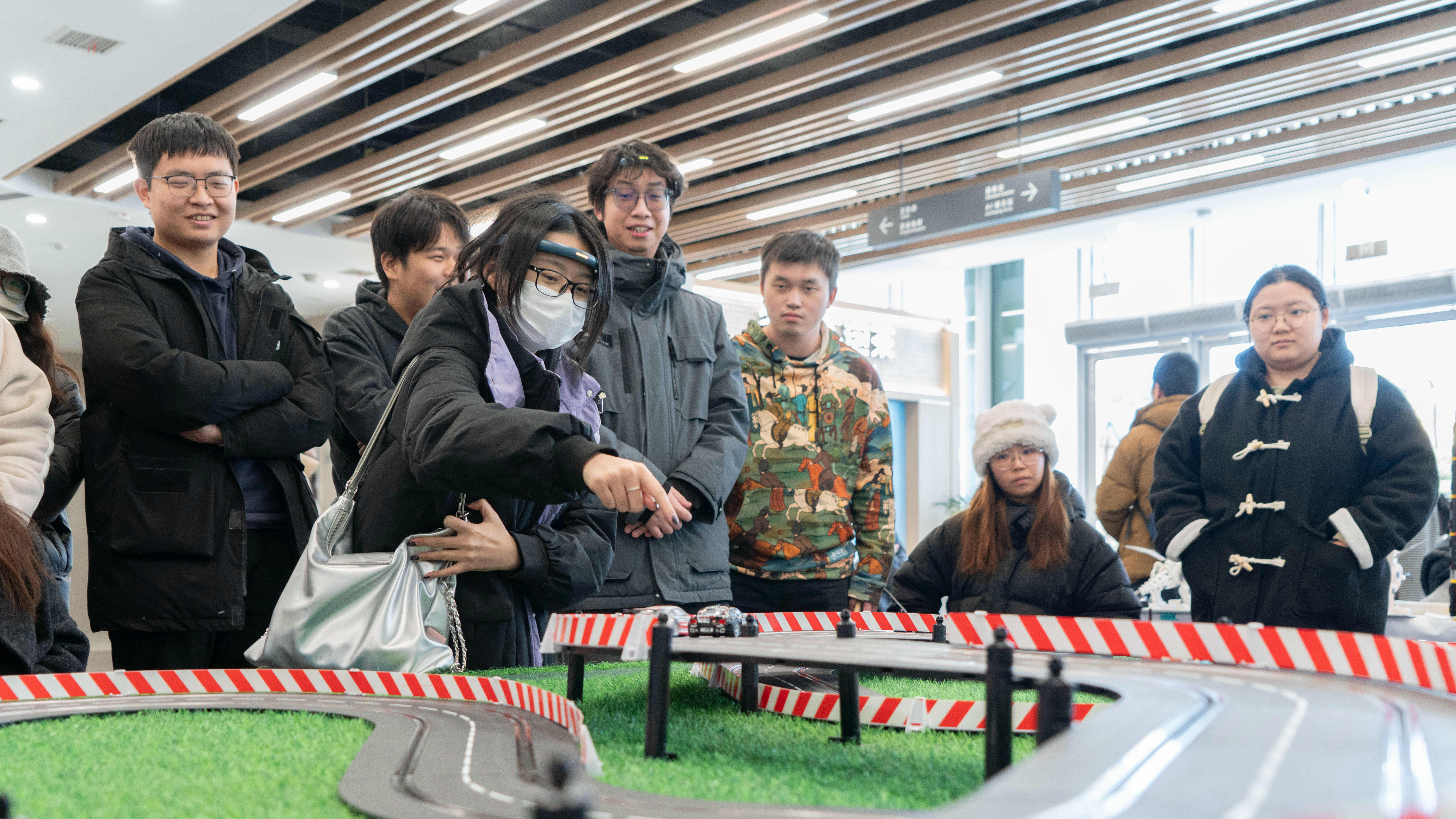 實習團學員體驗腦控賽車。人民網 張志強攝