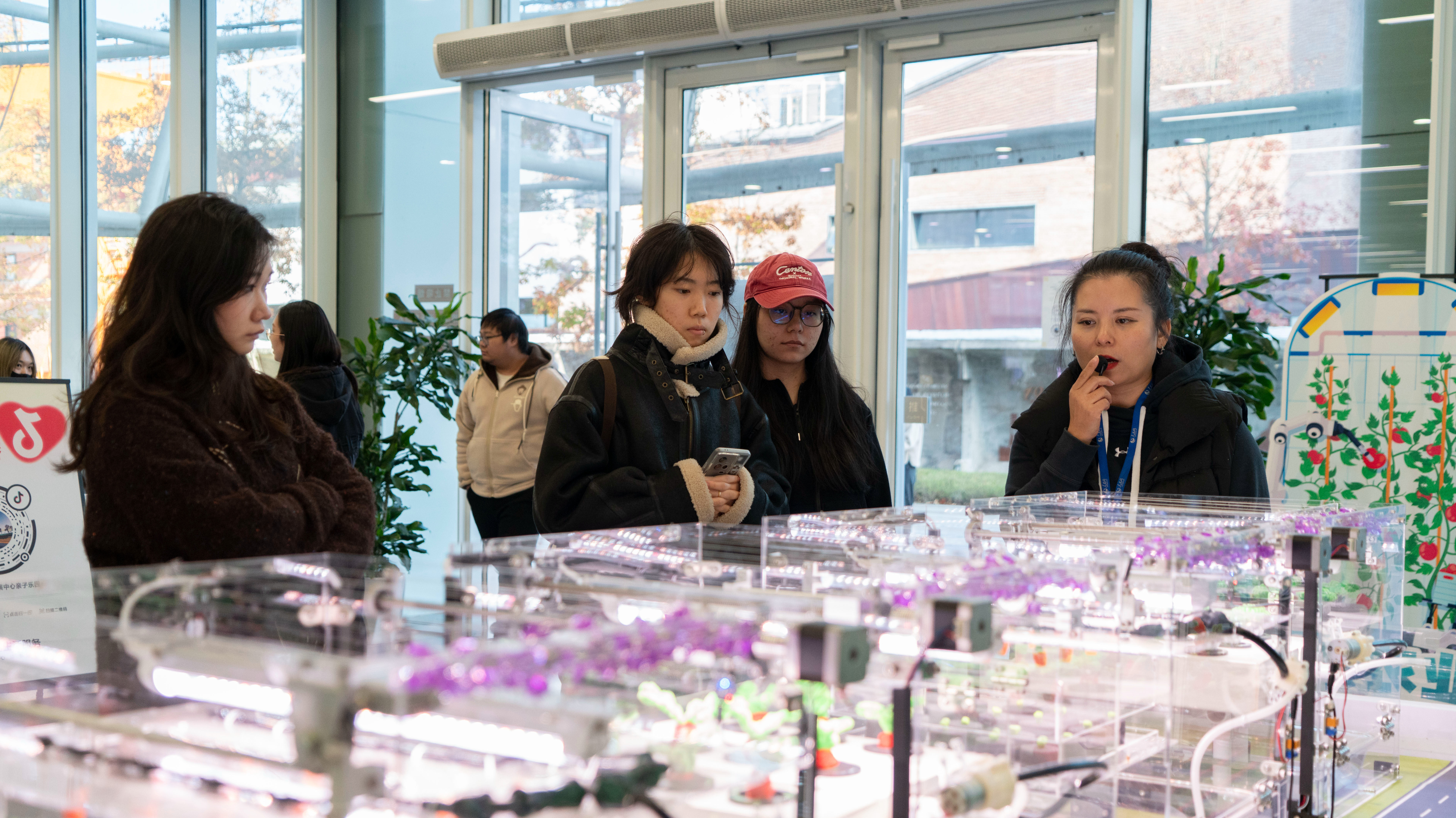 實習團學員聽老師講解人工智能大模型在交通與農業領域中的應用與實踐。人民網 張志強攝