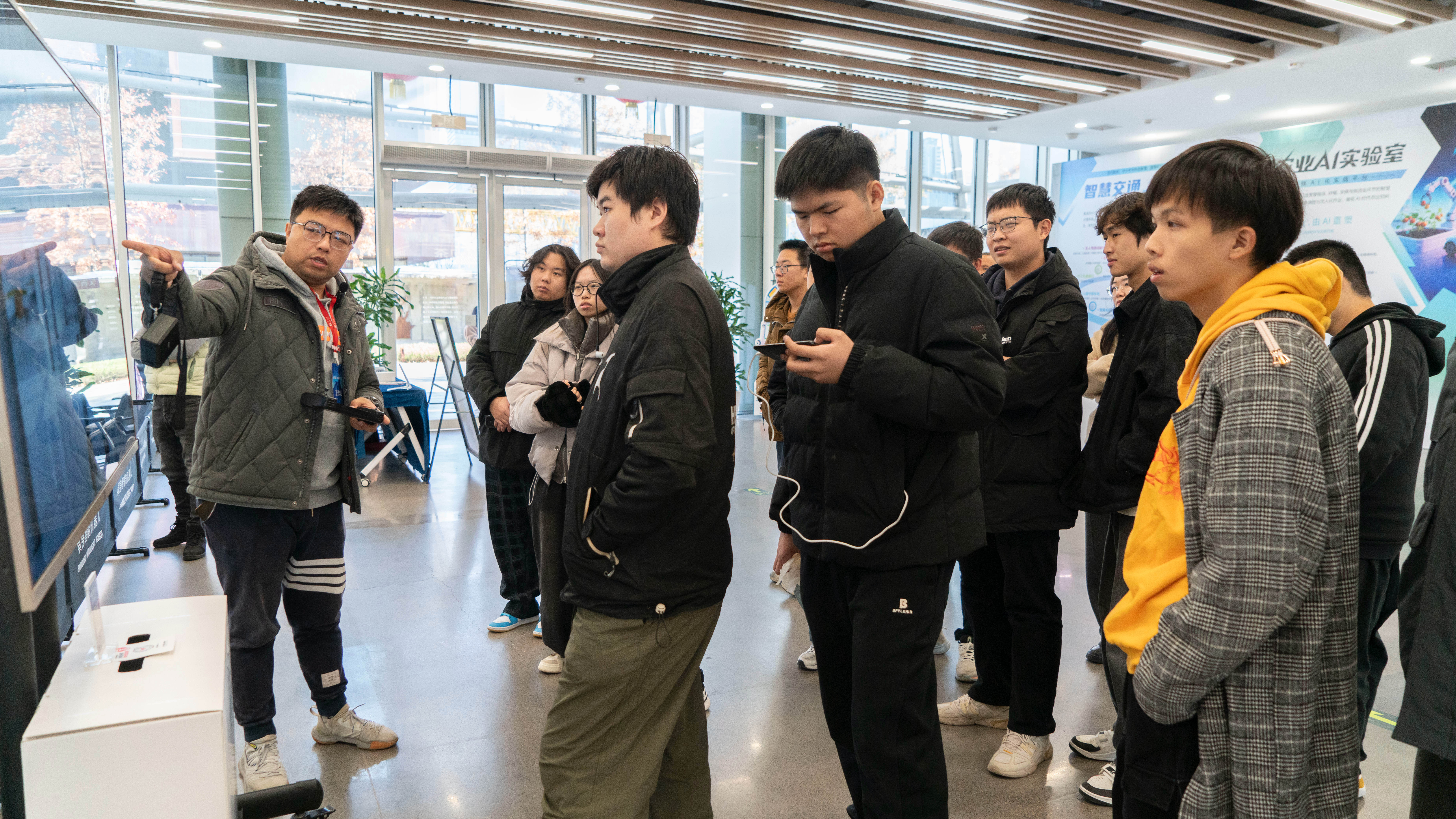 實習團學員聽老師講解具身智能機器人的應用場景。人民網 張志強攝