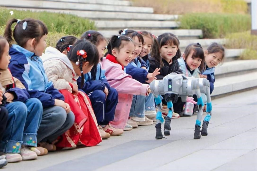 孩子们与机器狗互动。（活动方供图）
