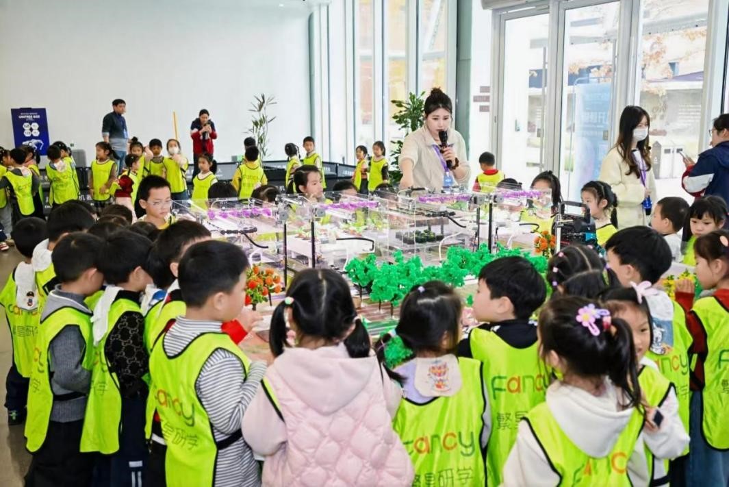 孩子们听老师讲解人工智能的应用与实践。（活动方供图）